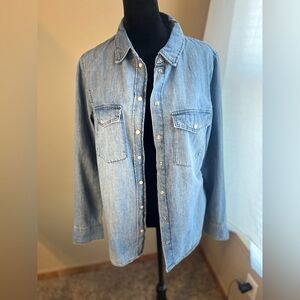 Lightweight denim button up with pearlized snap buttons